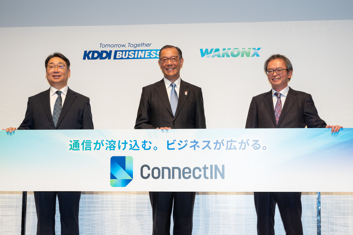 左から、Dynabook 常務執行役員 国内PC事業本部長の渋谷正彦氏、KDDI 執行役員常務 ビジネス事業本部 副事業本部長の那谷雅敏氏、VAIO 取締役執行役員 開発本部長の林薫氏