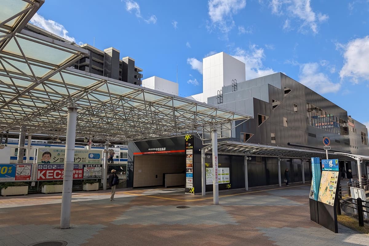 南海電気鉄道高野線と泉北高速鉄道の中百舌鳥駅。背後に大阪メトロ御堂筋線の南端終着駅である“なかもず駅”の出入り口を望み、乗り換え需要のあるターミナルとして機能している