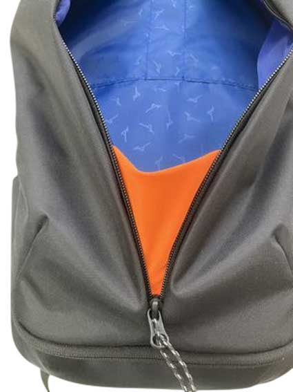 フロントポケット内部の一部に競泳水着生地廃材を採用