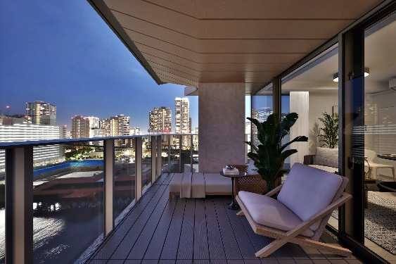 バルコニーはウッドデッキ敷き