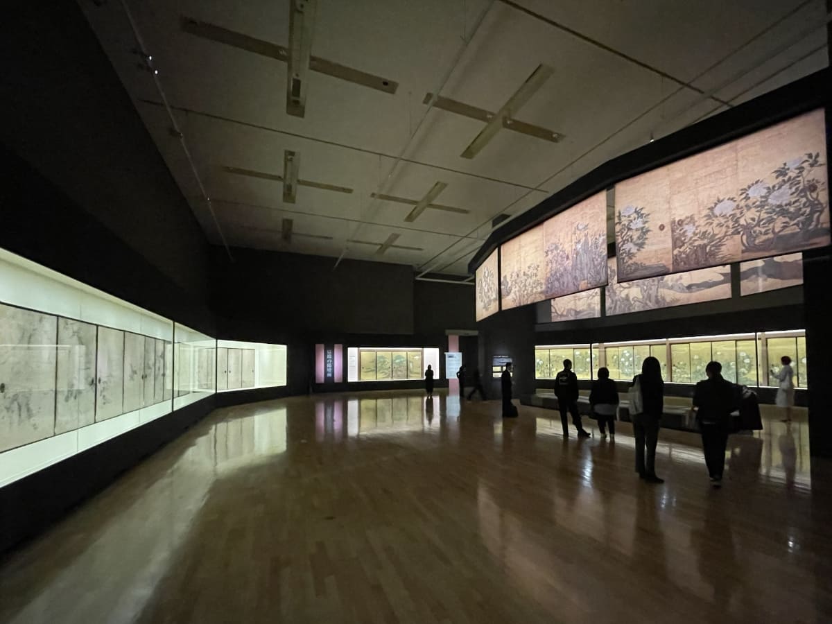 狩野山楽作の《牡丹図》が展示されている第4展示室の1室。写真右に見えるのが《牡丹図》