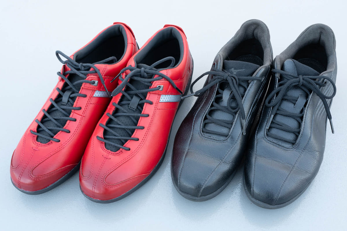 ベアクラッチL(左)と、従来モデルのベアクラッチ(右)。右は筆者が2年ほど履いている私物