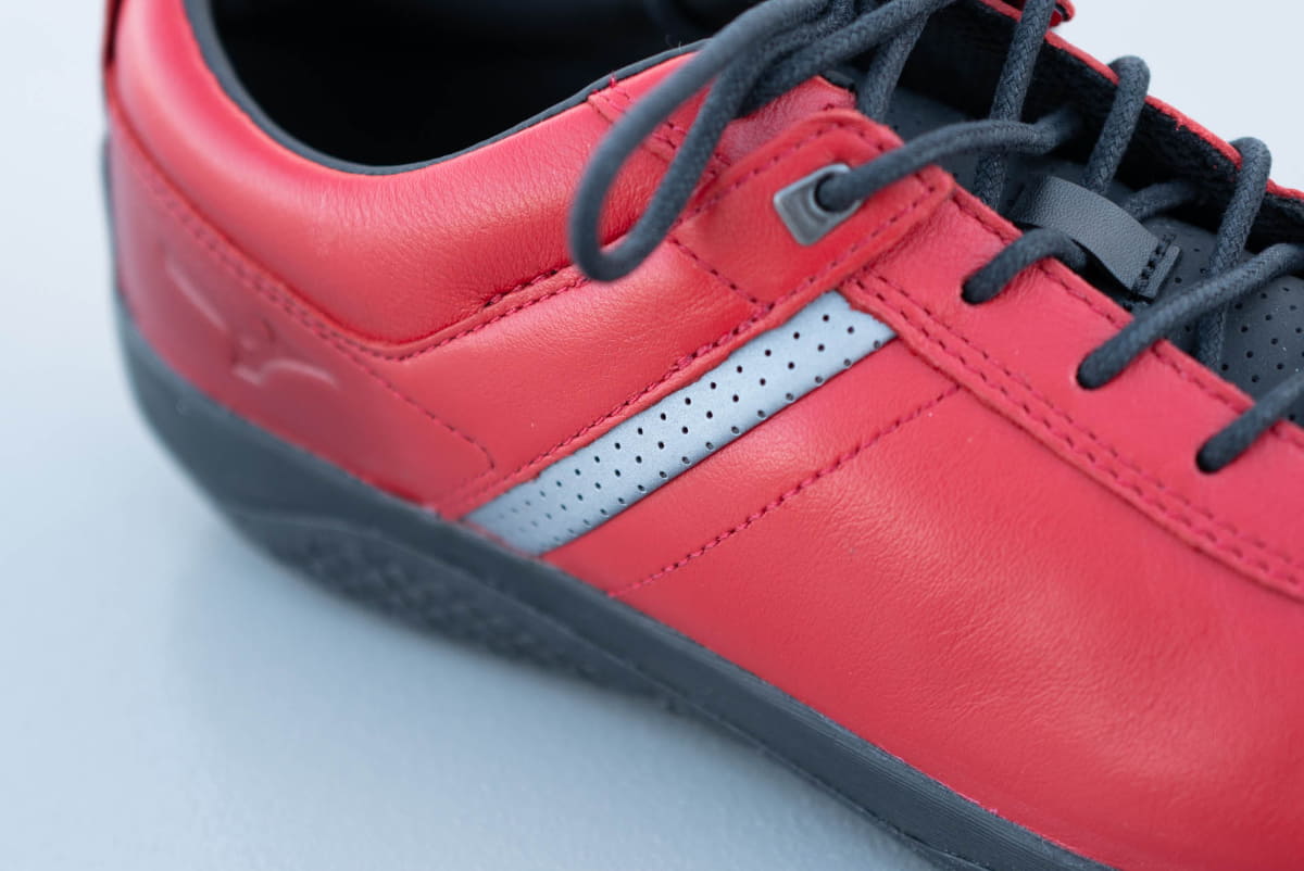 レッドにシルバーのライン。イタリーのスーパーカーかと思いました