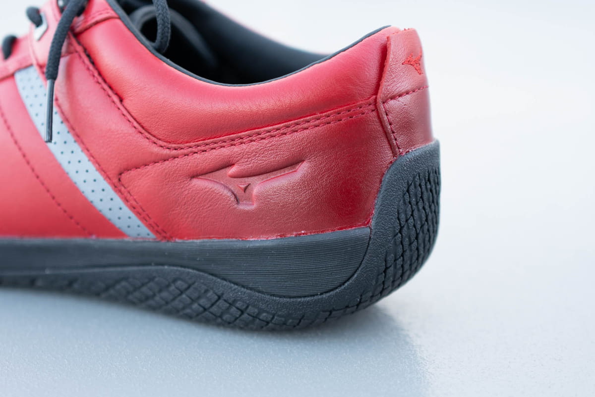 ミズノロゴのエンボス。カカト部分の形状が魅力です(後述します)