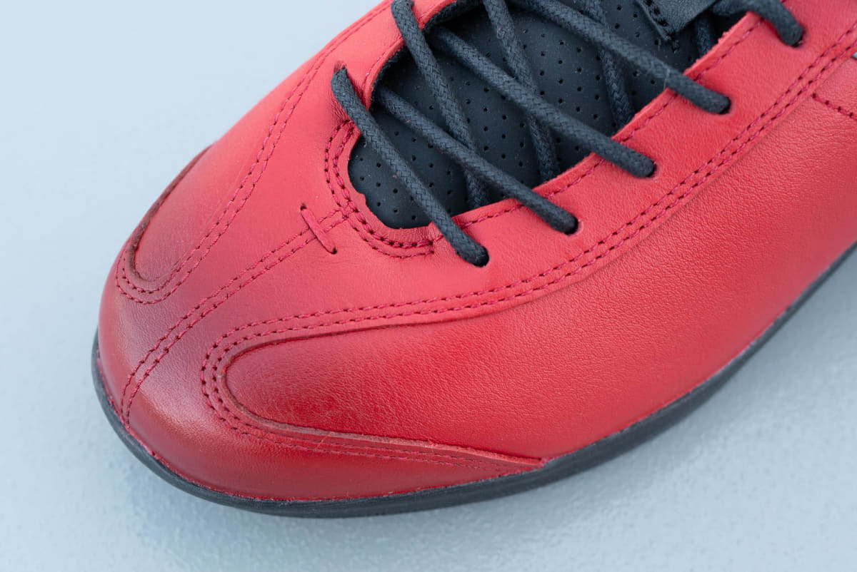 つま先部分がグラデーションぽくなっています。凝ってます