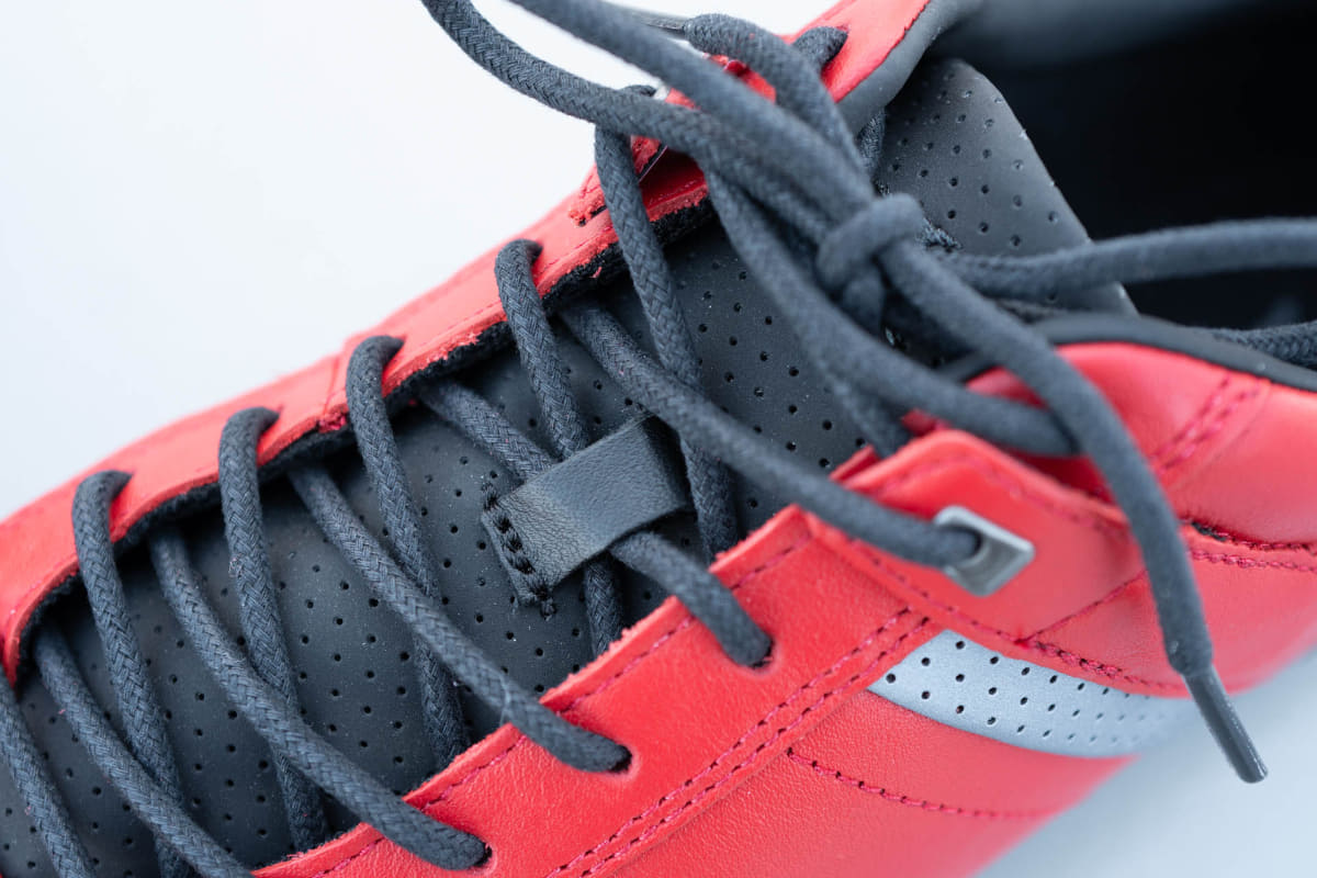 紐の素材と通し方、シュータンのデザインも変わりました