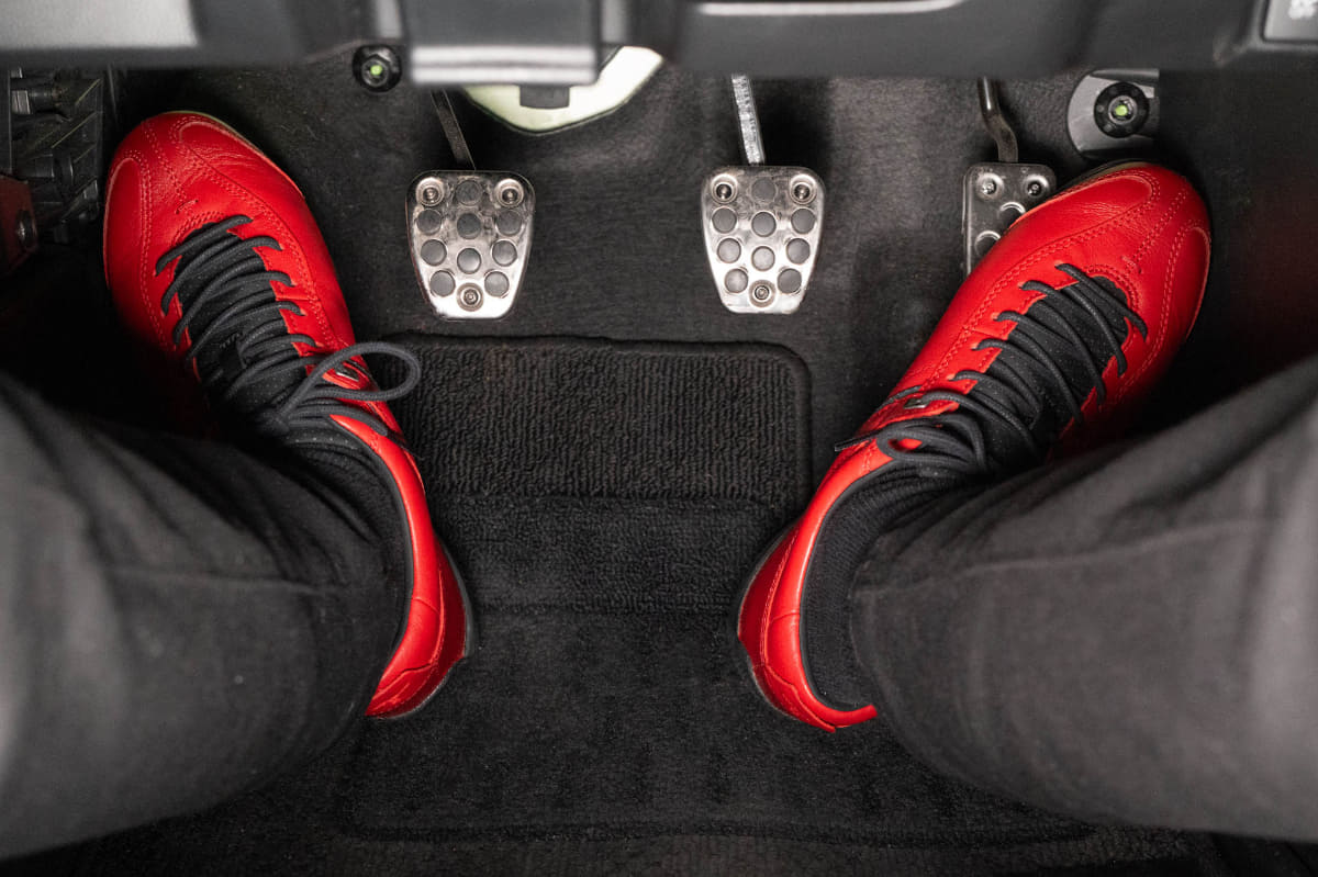 運転席の足下。スリムな靴なので、ペダルレイアウトのキビシイ車種にも合いそうです
