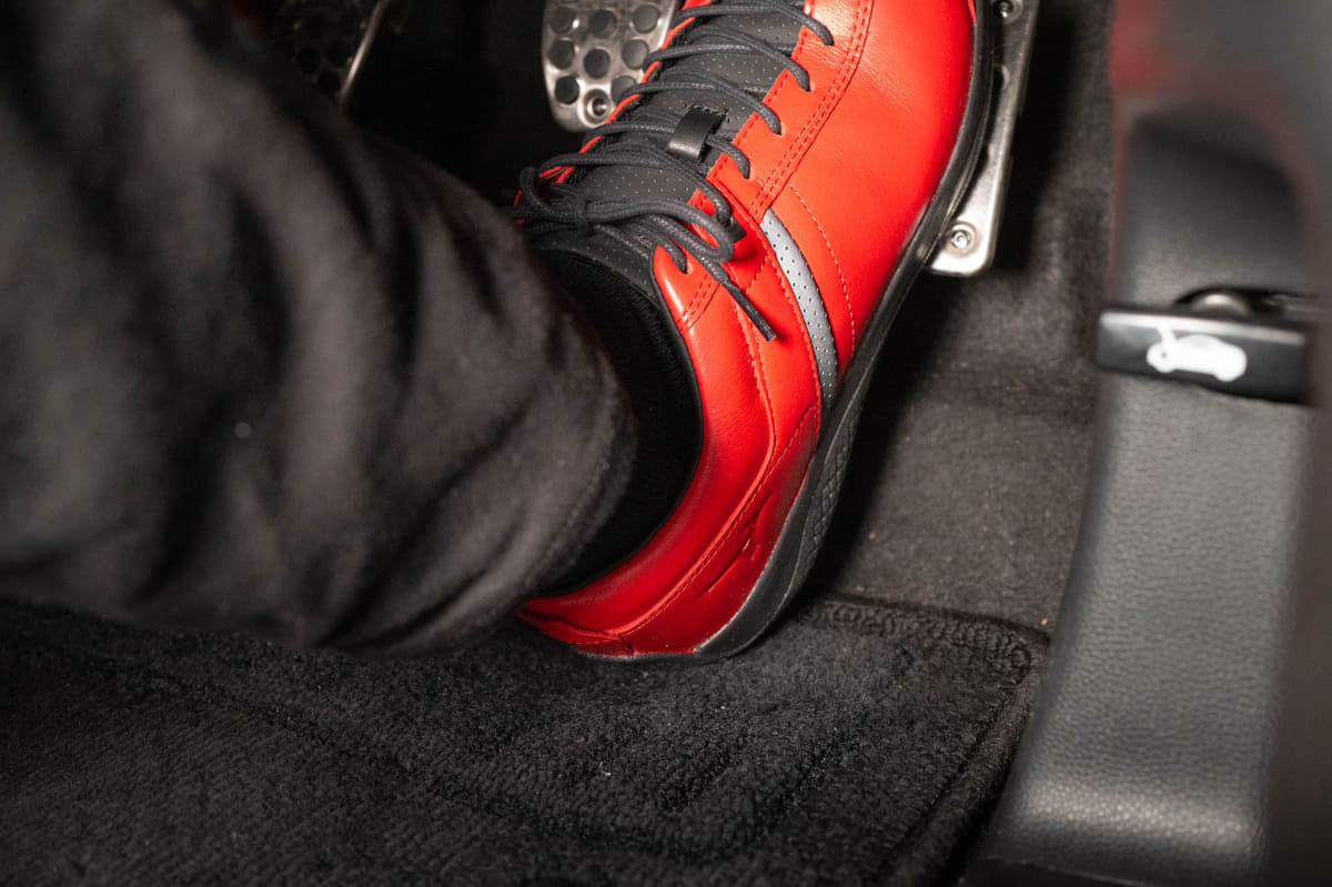 カカトが支点になるような運転ポジションだと、疲れにくさを実感しやすいでしょう