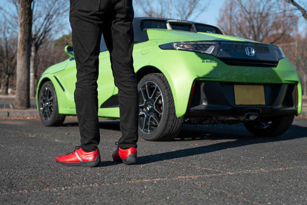 せっかくのレッドが目立たないクルマで申し訳ございません