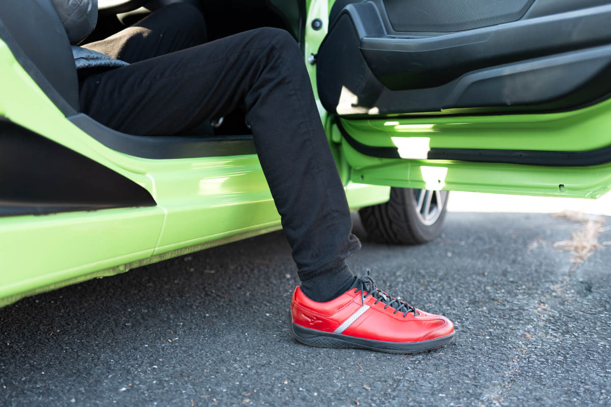 普段履いているスニーカーよりソールが薄めなのも、ハンドルが遠くならず好都合です