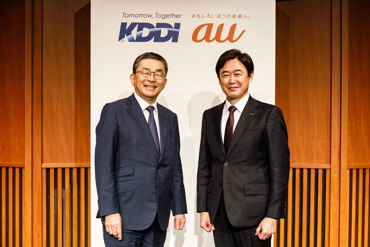 KDDI髙橋社長(左)と松田浩路常務(右)。(写真提供：KDDI)