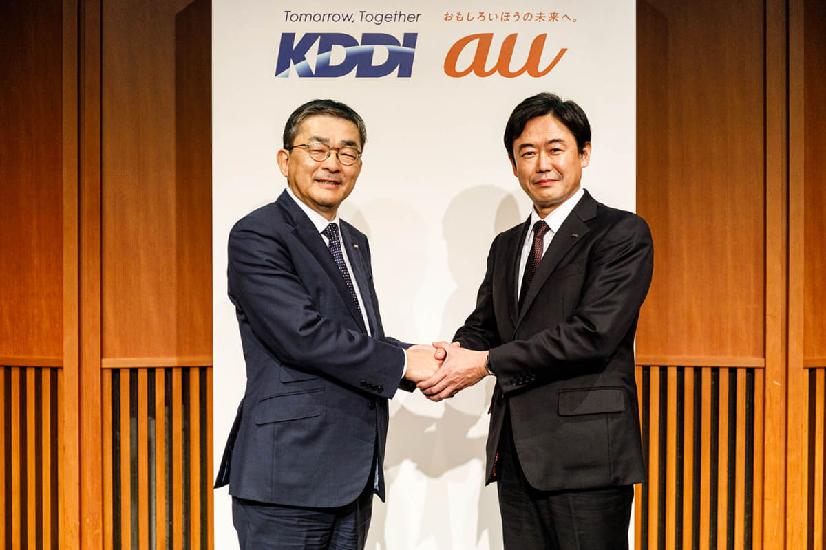 KDDI髙橋誠社長(左)と4月に新社長に就任する松田浩路常務(右)(写真提供：KDDI)
