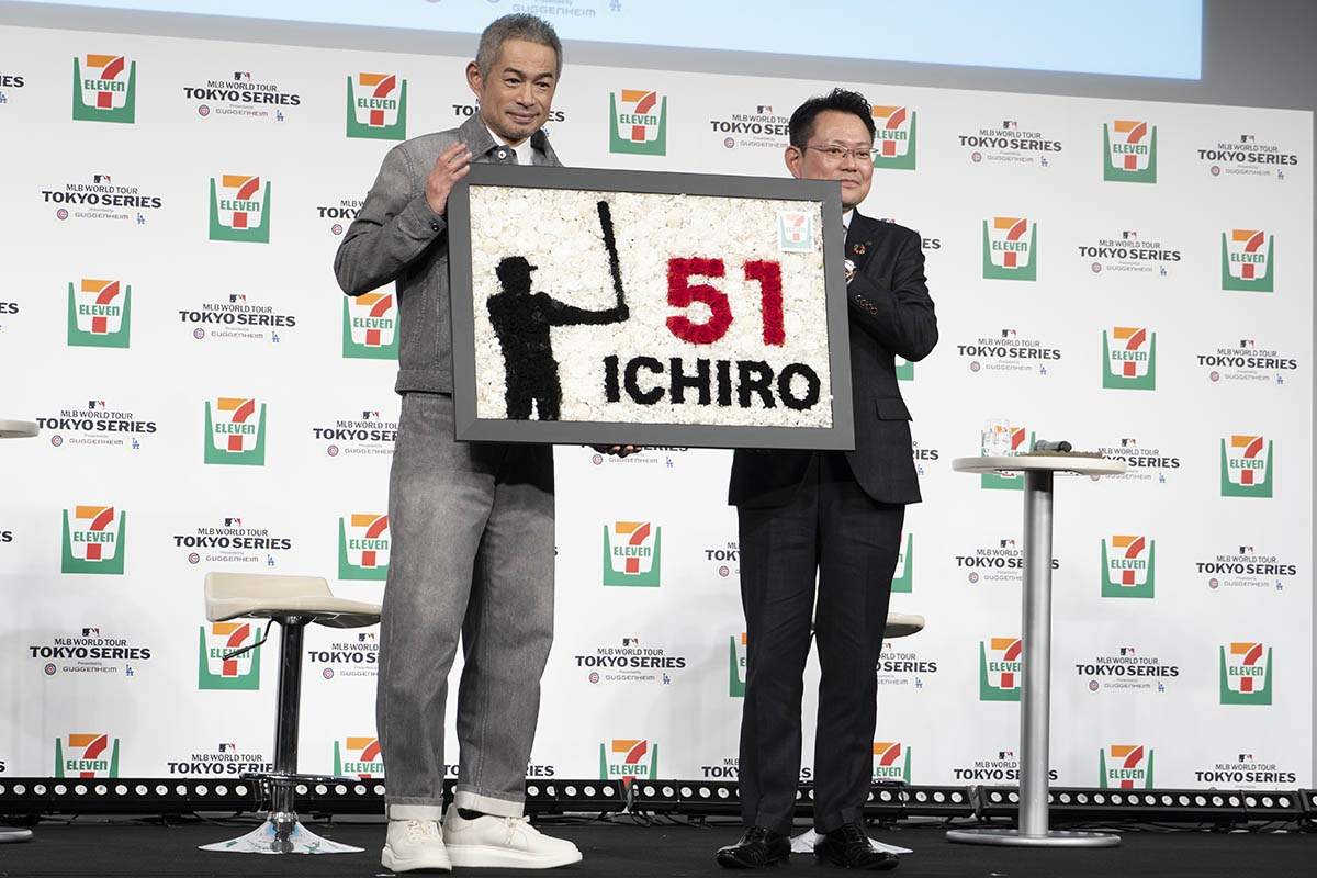 岡嶋氏からイチロー氏へ、殿堂入りのお祝いが送られた