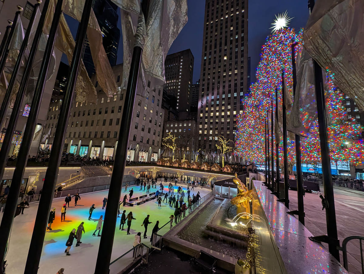 米ニューヨーク、ロックフェラーセンター前の特設スケートリンクとツリーのライトアップ