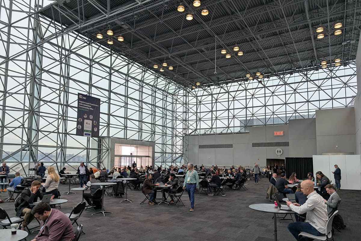 NRFでは注目の技術やサービスを持つスタートアップを特別にピックアップして特設会場で紹介する「Innovators Showcase」というコーナーを設けているが、今年はその会場スペースが半分以下になり、空きスペースが休憩所になっていた