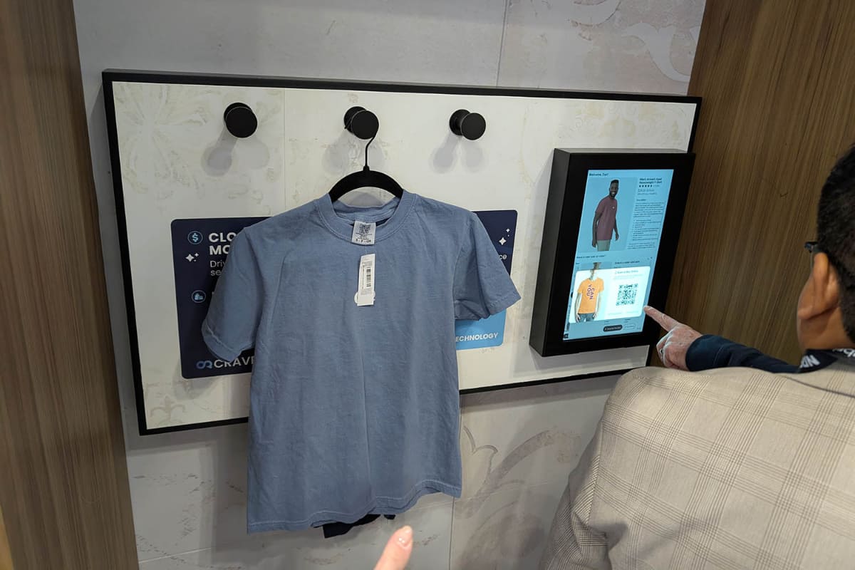 Crave Retailのスマートフィッティングルームのデモンストレーション。更衣室の壁にあるRFIDセンサーに商品をかけると関連情報が検索できる