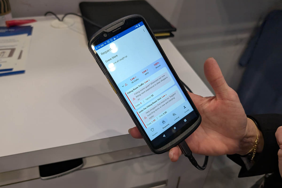 店舗内の顧客の挙動はRFIDを通じて店内でモニタリングされており、必要に応じて店員の端末にアラートを送り、顧客を手伝うよう促す