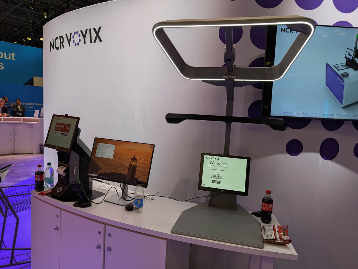 NCR Voyixの画像認識レジ。展示としては3年目で、去年はこれにRFIDスキャナを組み合わせたハイブリッドモデルが紹介されていた