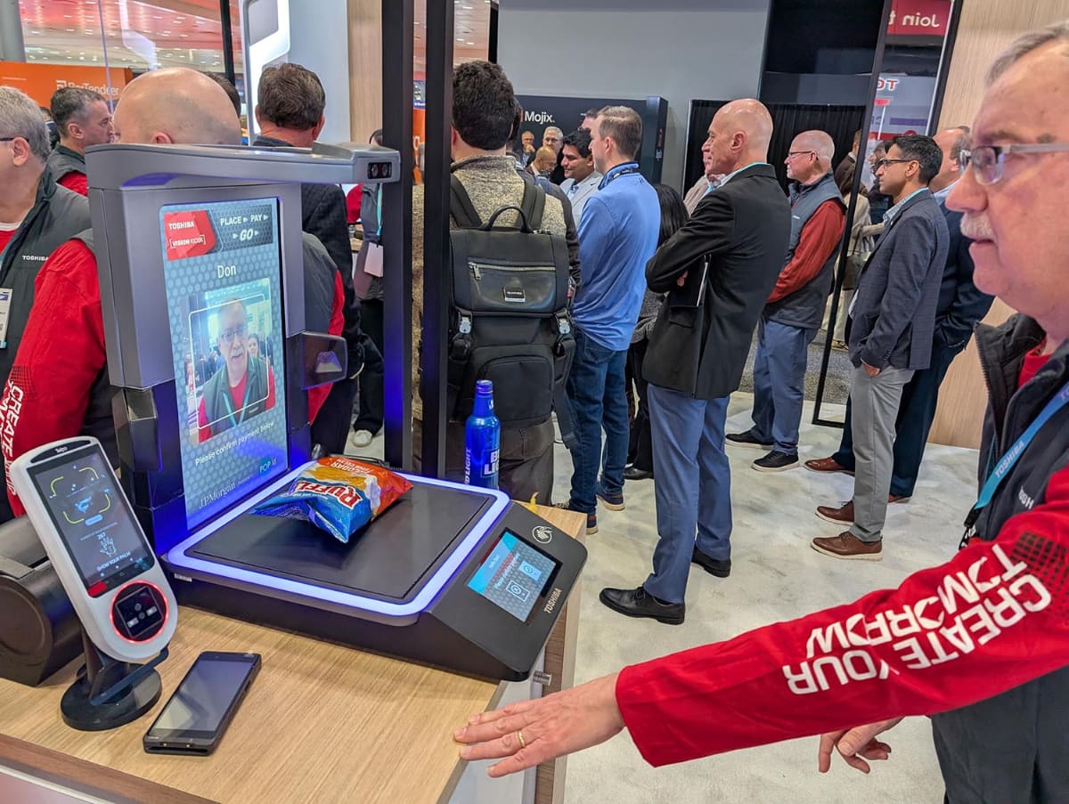 東芝ブースでの顔認証または手のひら認証決済を組み合わせた画像認識セルフレジ。数年前から米国でサービスインしているPopIDの仕組みを利用している