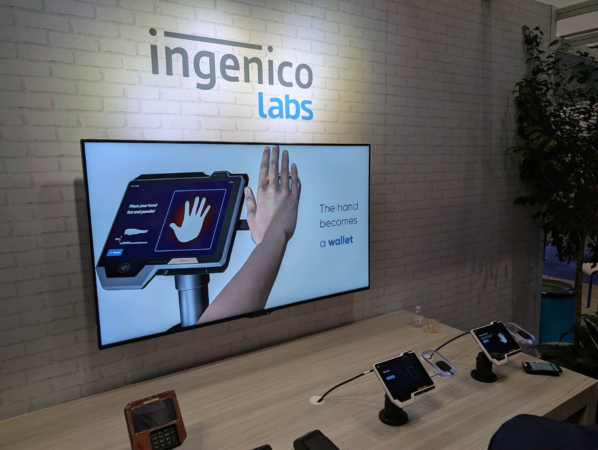 Ingenicoがデモンストレーションしていた手のひら認証決済を実現する決済端末