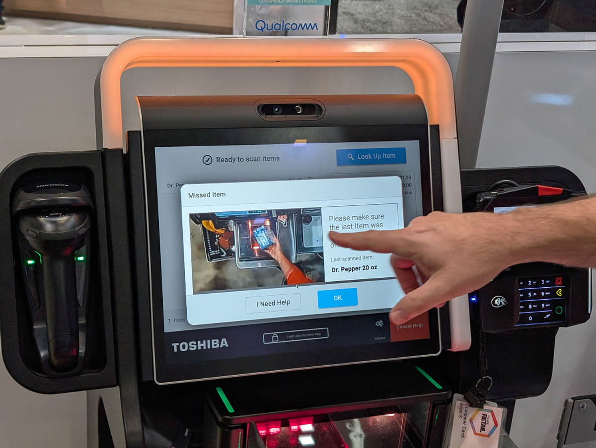 東芝ブースでの不正検出技術を組み込んだセルフレジのデモ。不正検出をアラートで知らせる