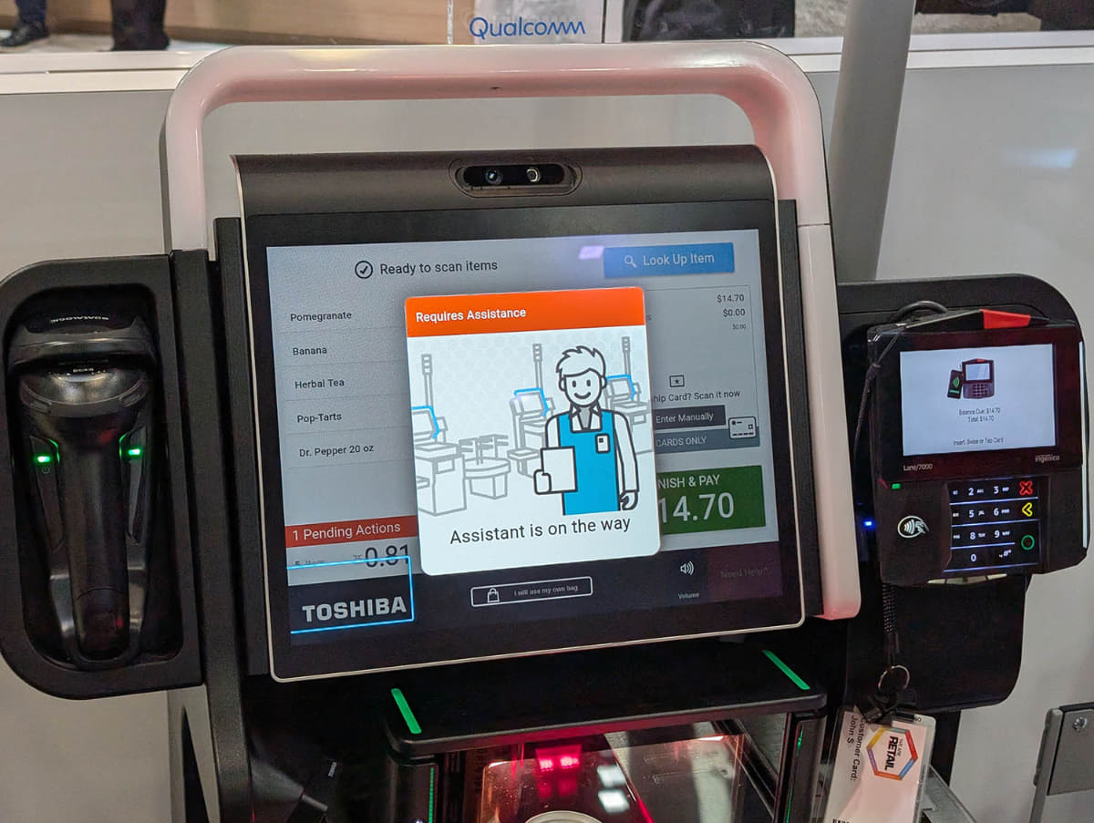 不正を検出、またはスキャン不能アイテム(酒類など)が通過すると、間もなく店員がやってくる旨の表示がされる