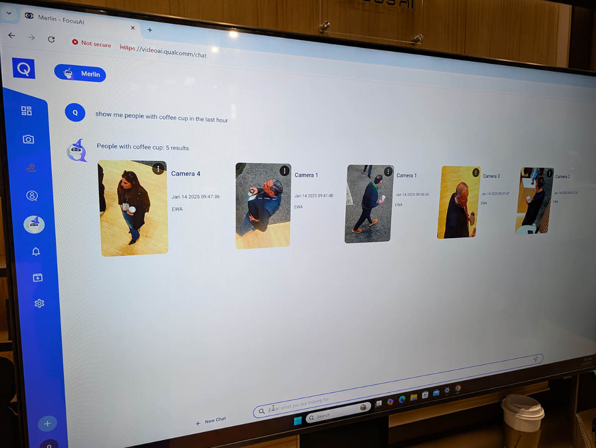 服装や所持品などで絞り込みを行ない、人物を特定していく