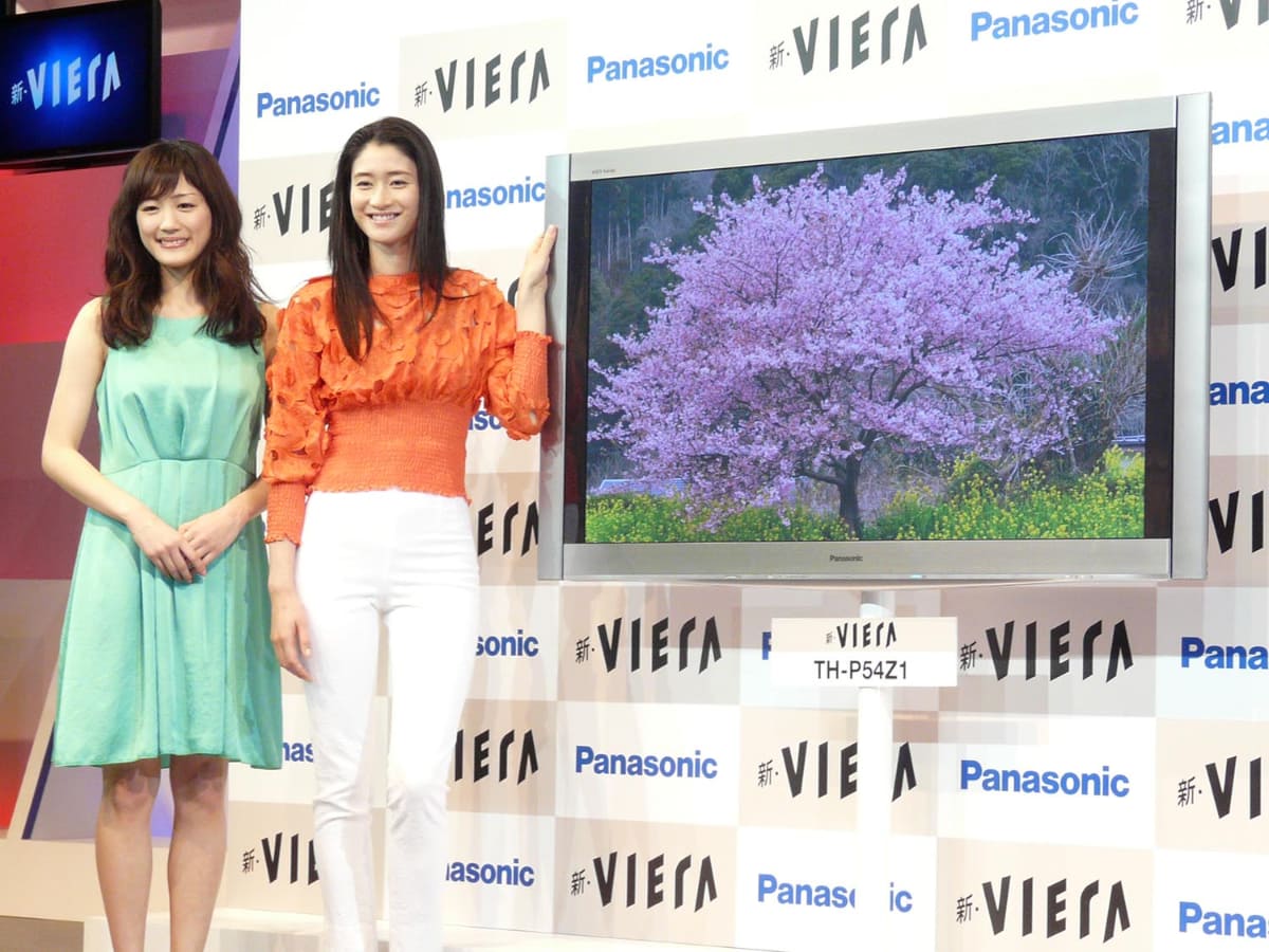 テレビはパナソニックの店の中核商品として扱われてきた。写真は2007年と2009年のVIERA新製品発表会から