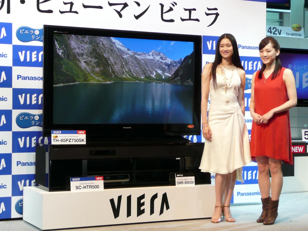 テレビはパナソニックの店の中核商品として扱われてきた。写真は2007年と2009年のVIERA新製品発表会から