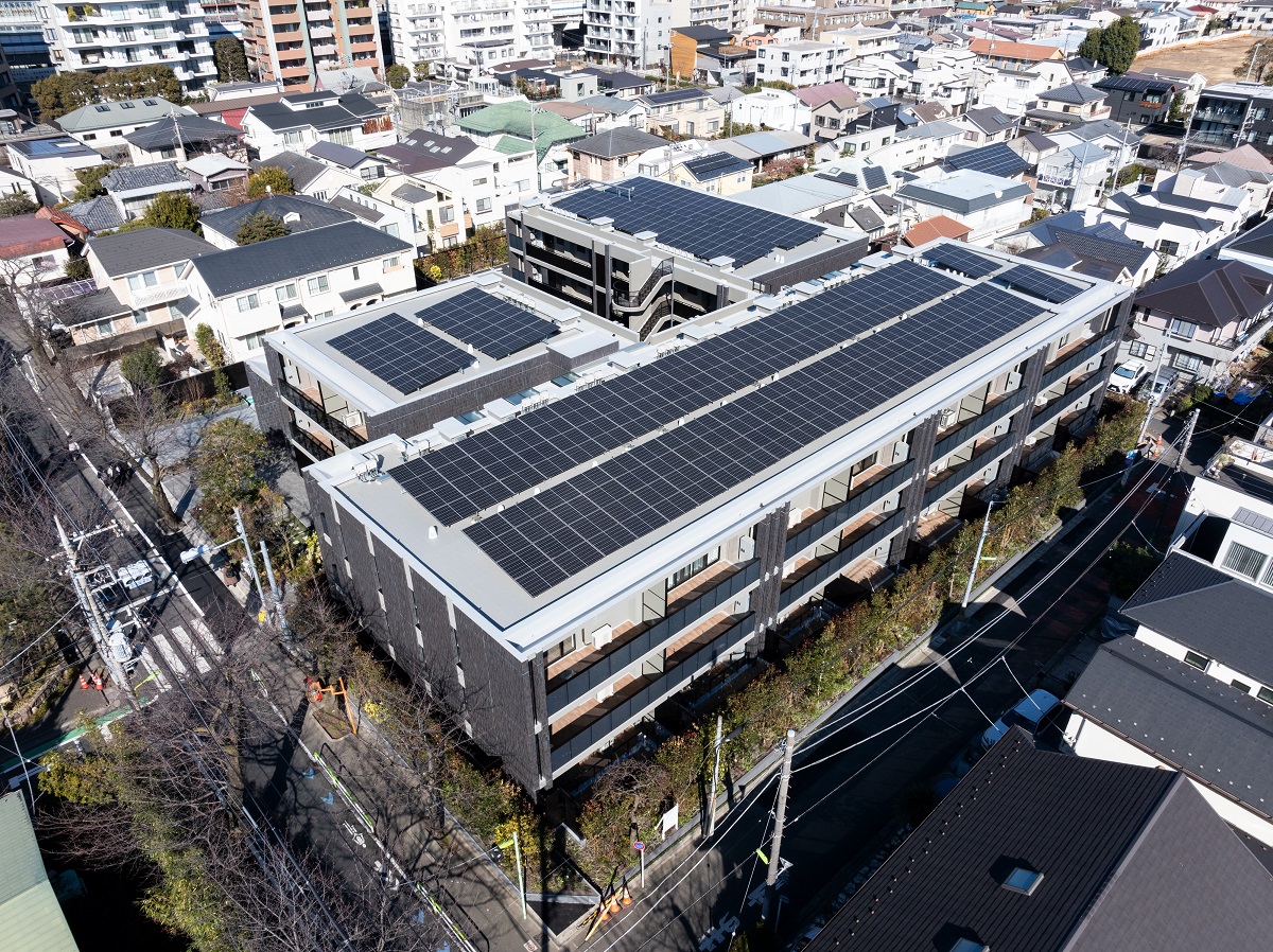 屋上全面に設置された太陽光パネル