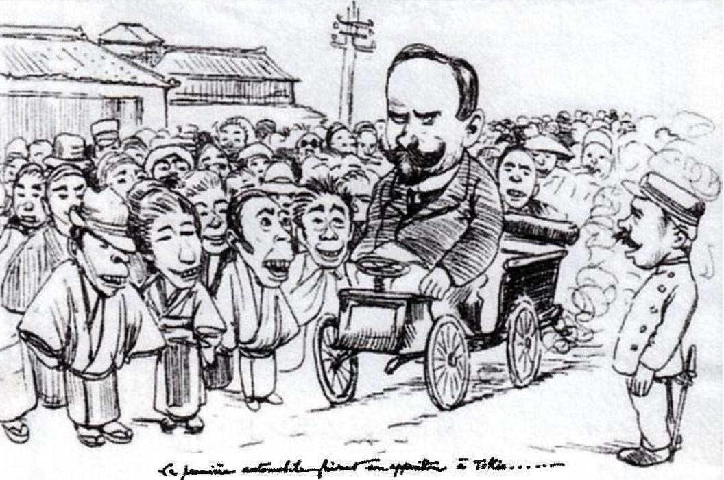 1898年当時、日本に滞在していた挿絵画家ジョルジュ・フェルディナン・ビゴー作と言われる風刺画。東京に初めて出現した自動車というキャプションの作品だが、これはデモンストレーションだけで販売されず、フランスに戻されたらしい