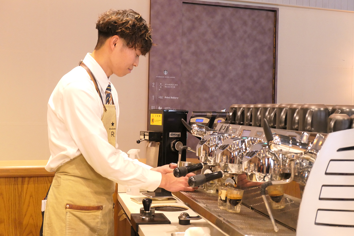 通常店のキャラメル マキアートよりも手作業の工程が多い