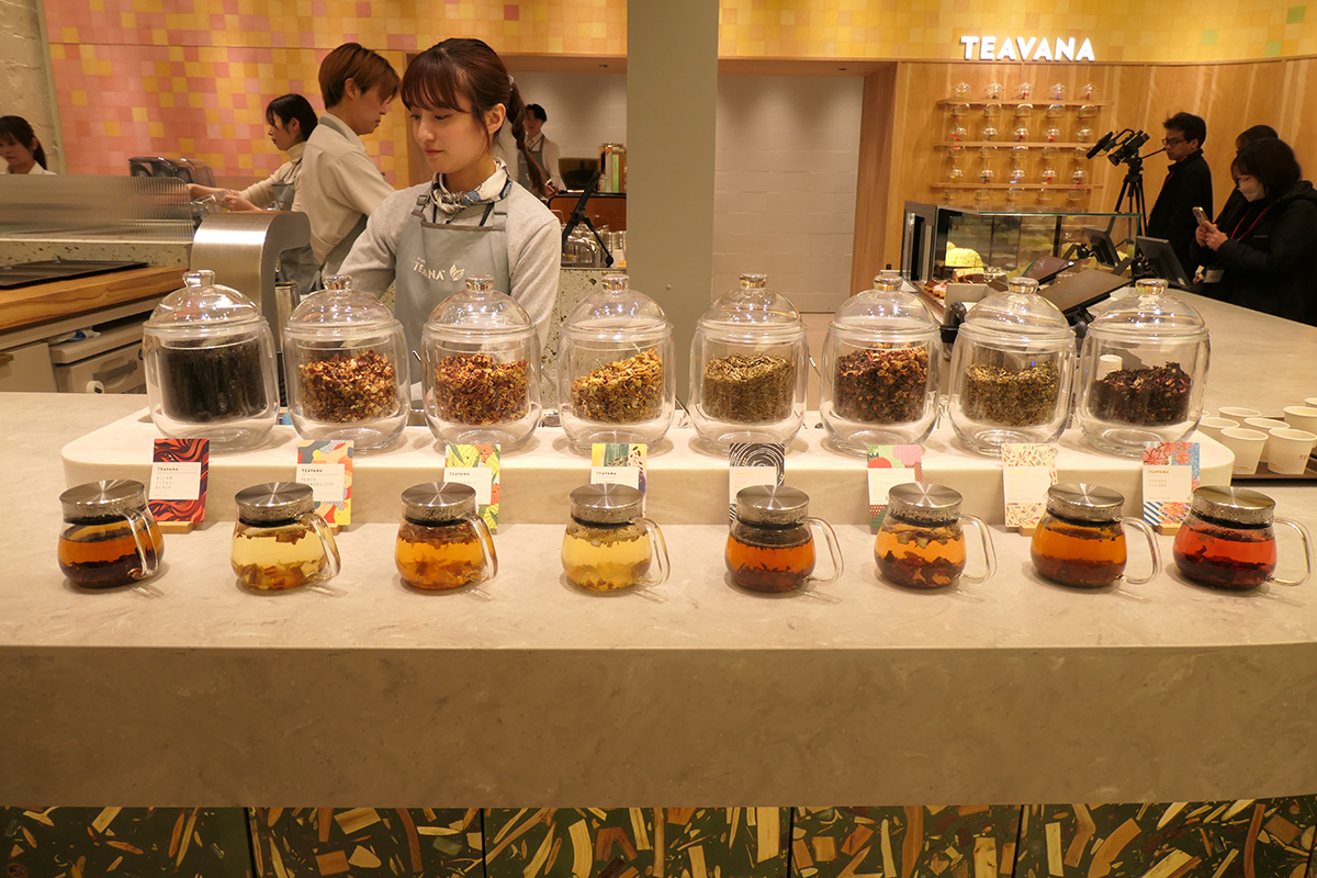 TEAVANAの茶葉を使用し、豊富なティーメニューを揃える