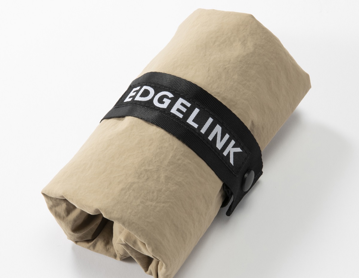 付属ストラップで折りたためる