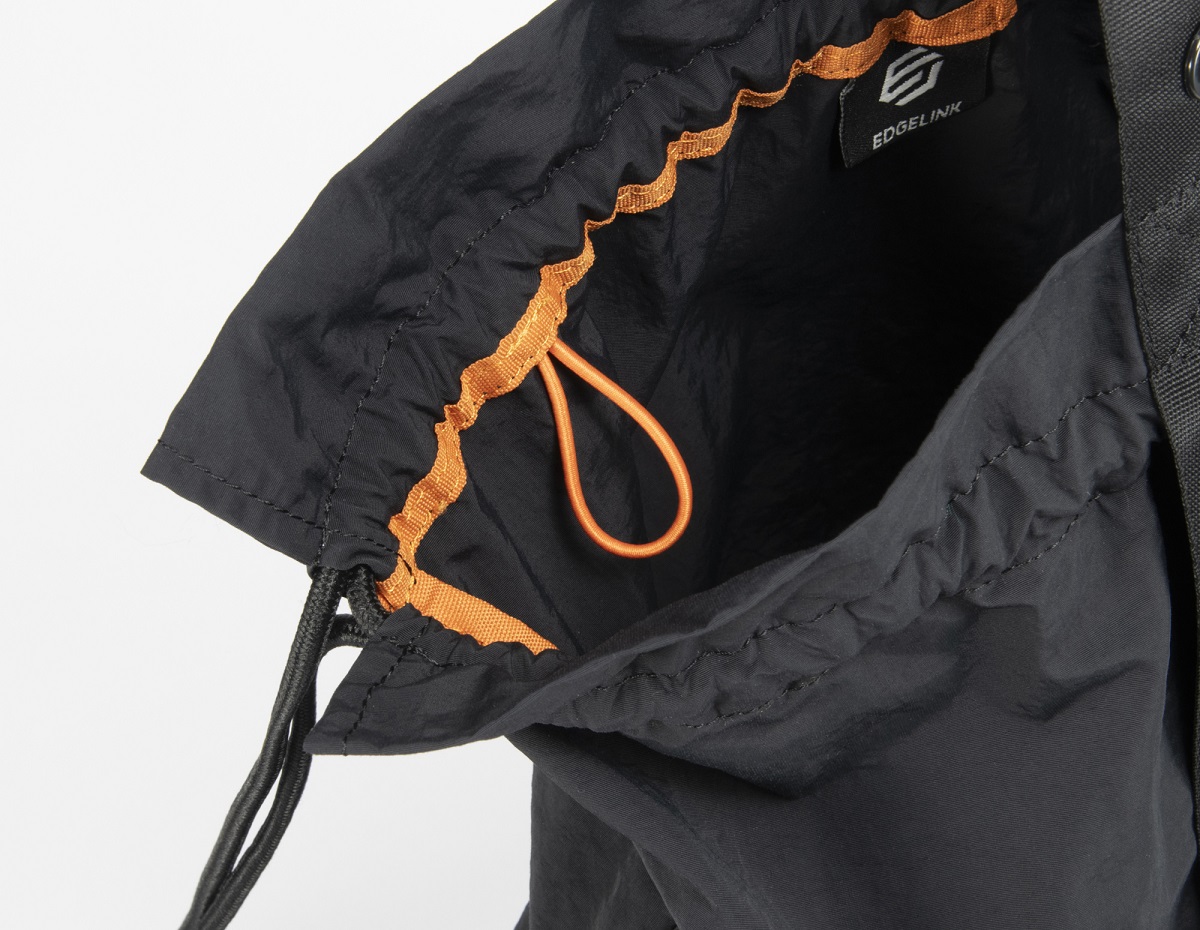 内側上部のループにカラビナを取り付けられる