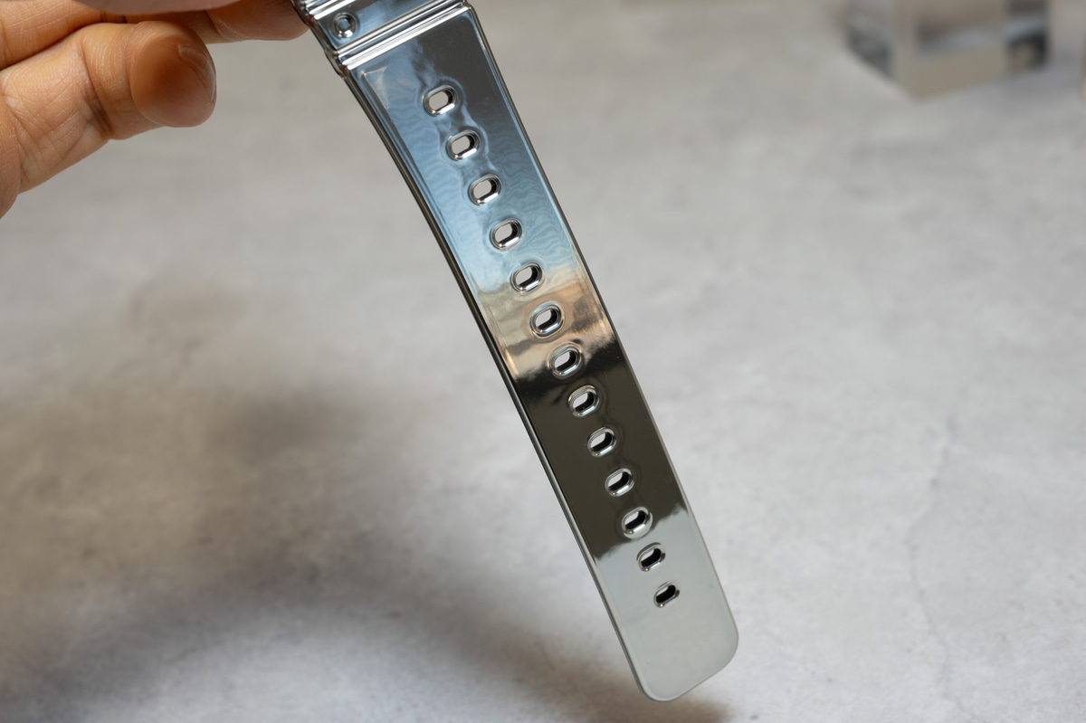 シリコーンバンドの表面に透明なウレタン層があり、ウレタン層の裏からメタリック塗装が施されている