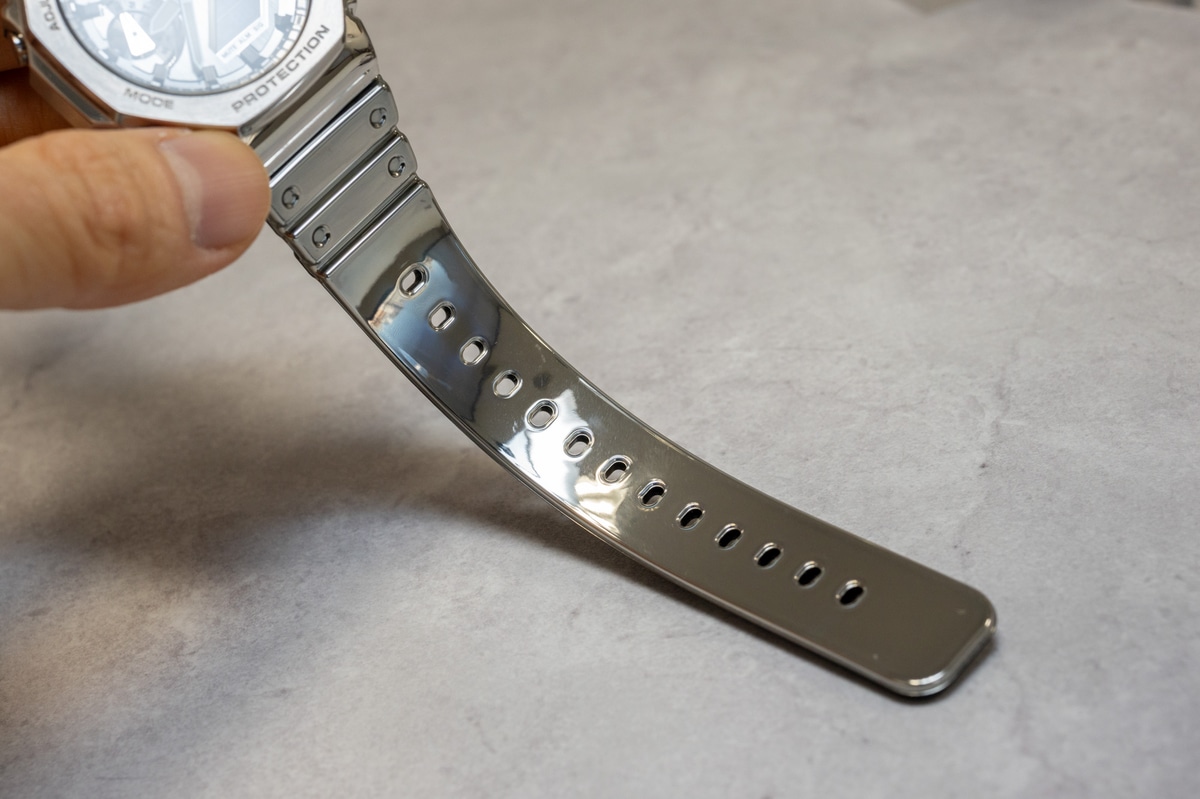 屈曲に対しても塗膜が追従。表面はウレタン層で、摩耗で塗装が剥がれることがない