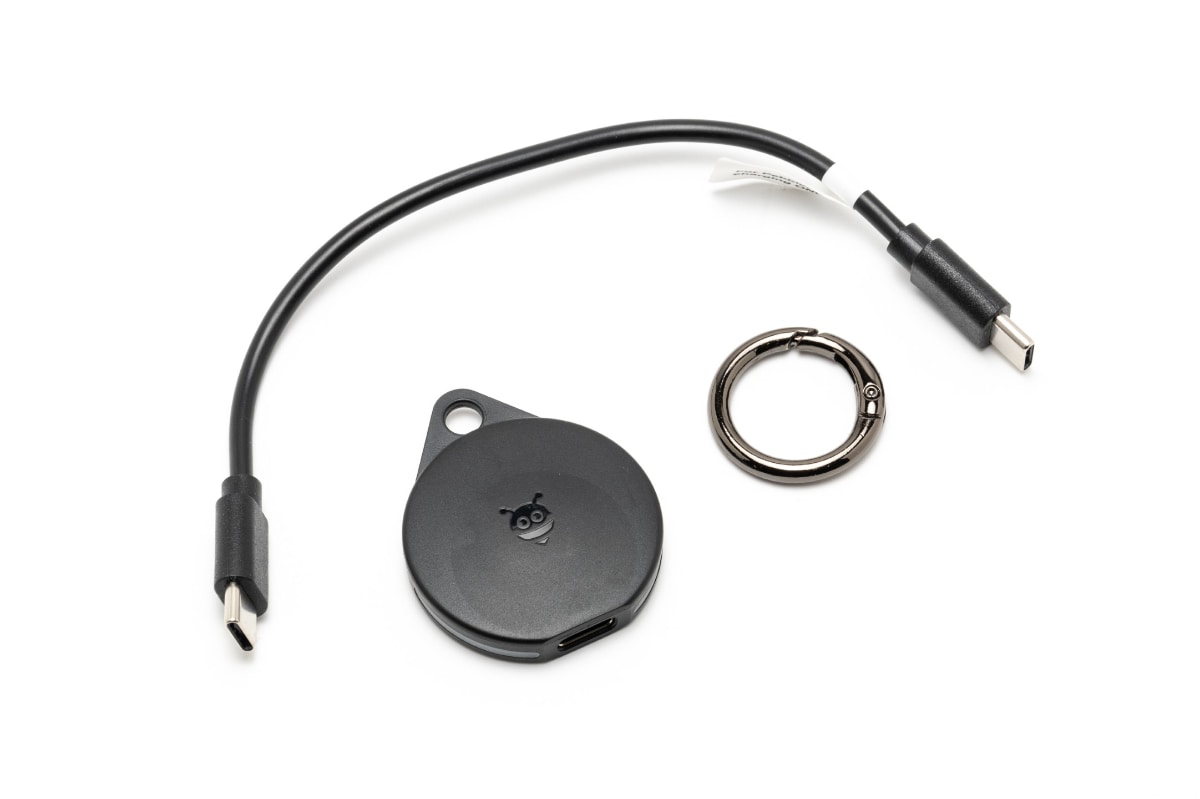 充電用のUSBケーブルと丸型のカラビナが付属している