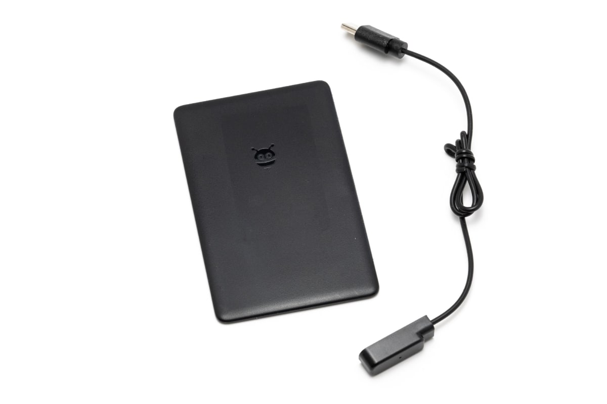 専用の充電ケーブルが付属する