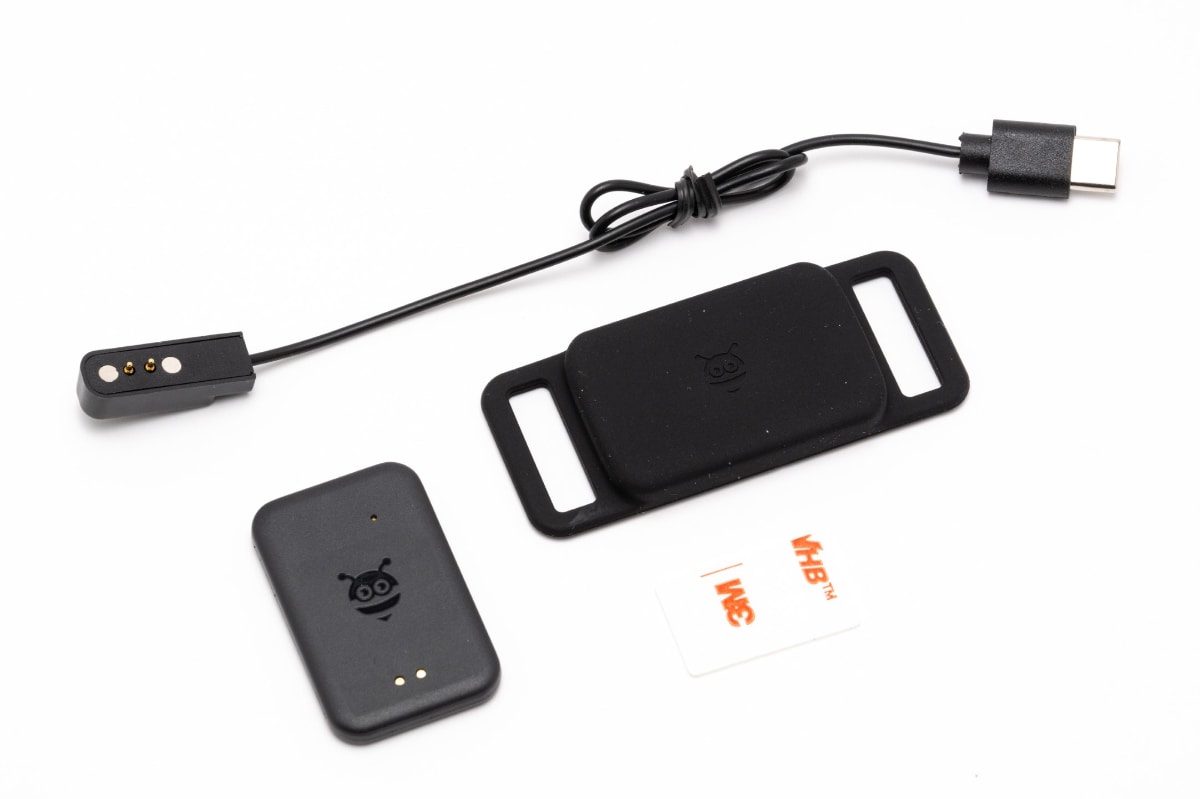 専用の充電ケーブル、シリコンストラップ、両面テープが付属する