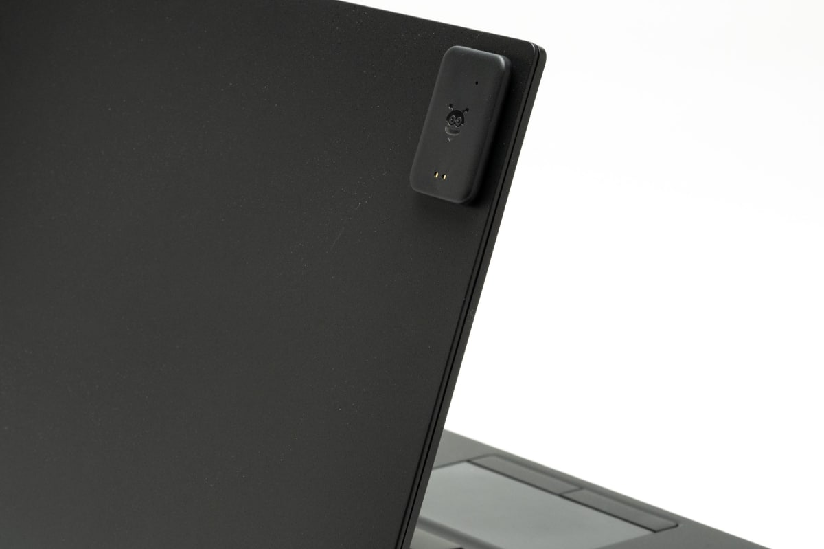 ノートPCの天板に貼り付けたところ