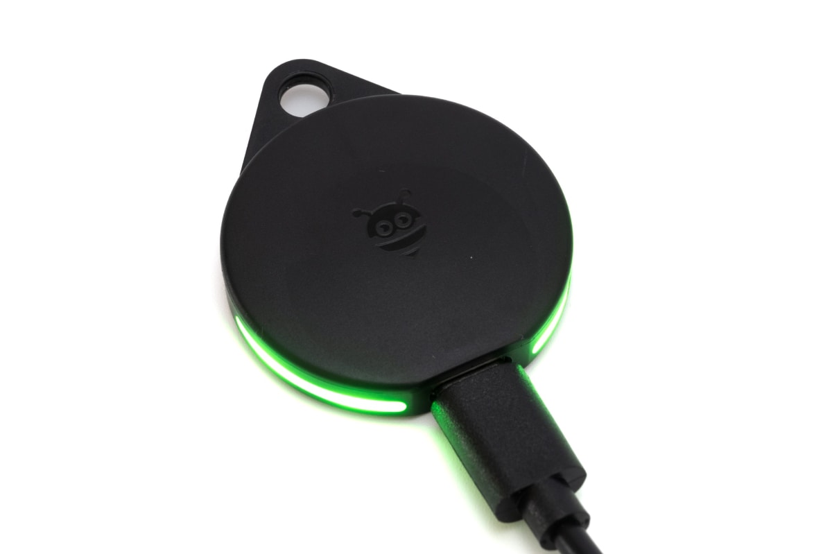 クリップ型はUSB-Cケーブルで充電する。充電状況はLEDで確認可能