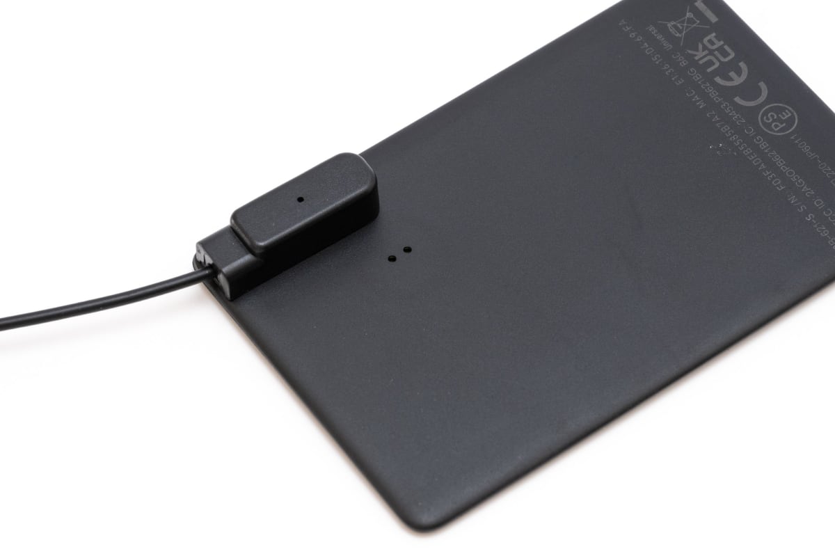 カード型は付属の専用ケーブルで充電する