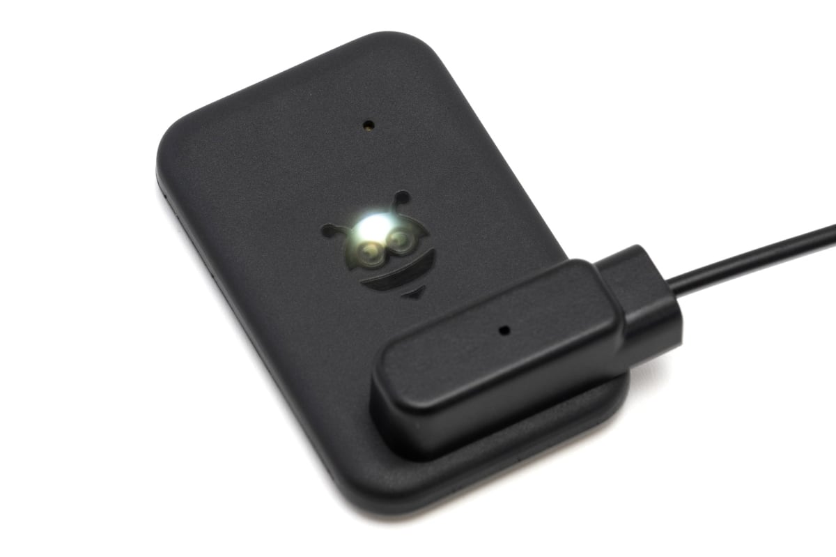 タグ方も付属の専用ケーブルで充電する。充電中はロゴ部分が光る