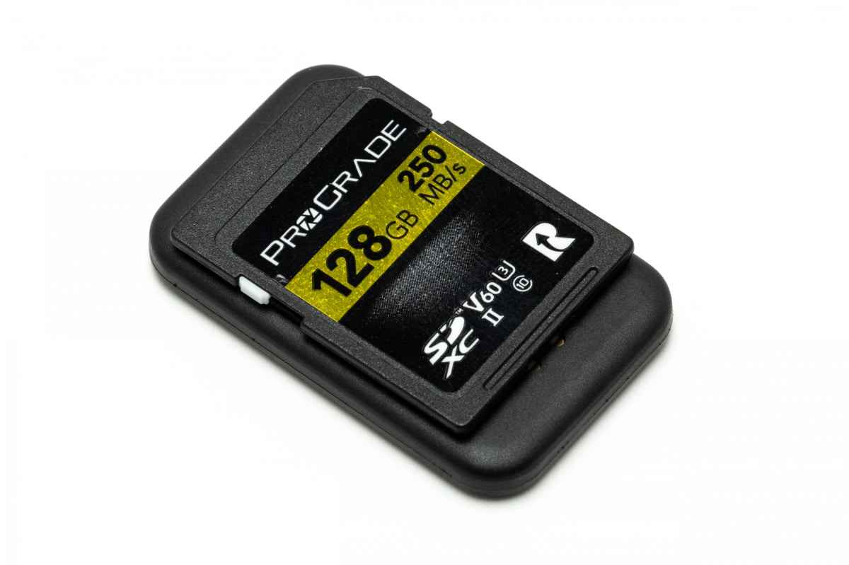 タグ型、SDカードを比較してもコンパクト