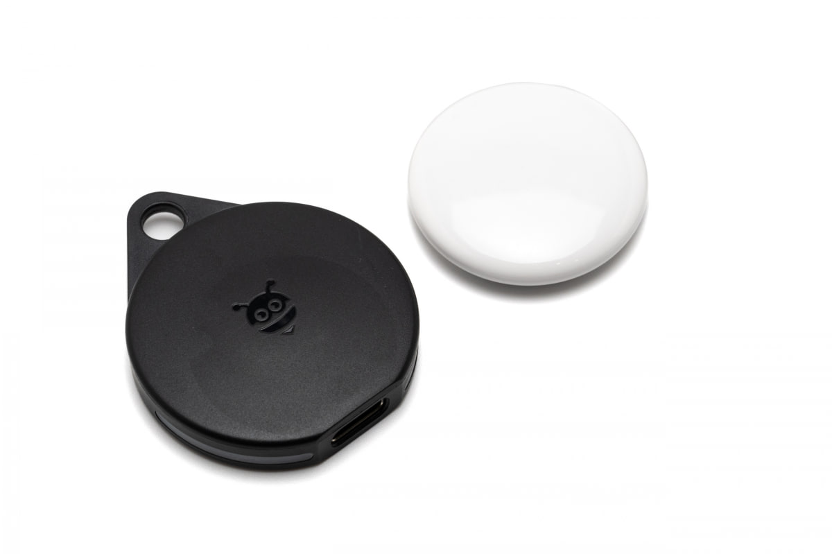 タグ型は右のAirTagと比較して大きめだが、ストラップホールがある