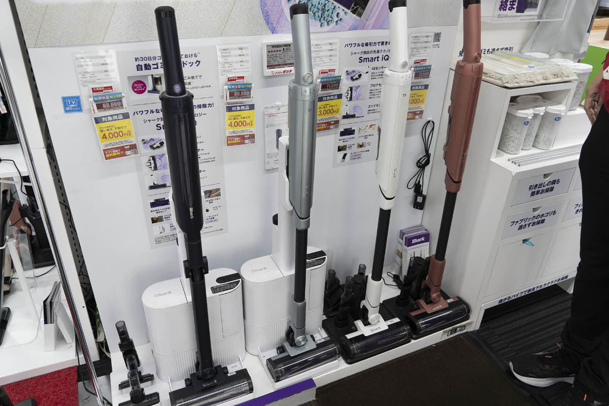 SHARK(シャーク) EVOPOWER SYSTEM NEO II+シリーズ。左から自動ゴミ収集ドック搭載の LC551JBK、LC501JGY(各69,850円)、ドックなしのシンプルモデルLC400JWH、LC400JOR(各54,780円)