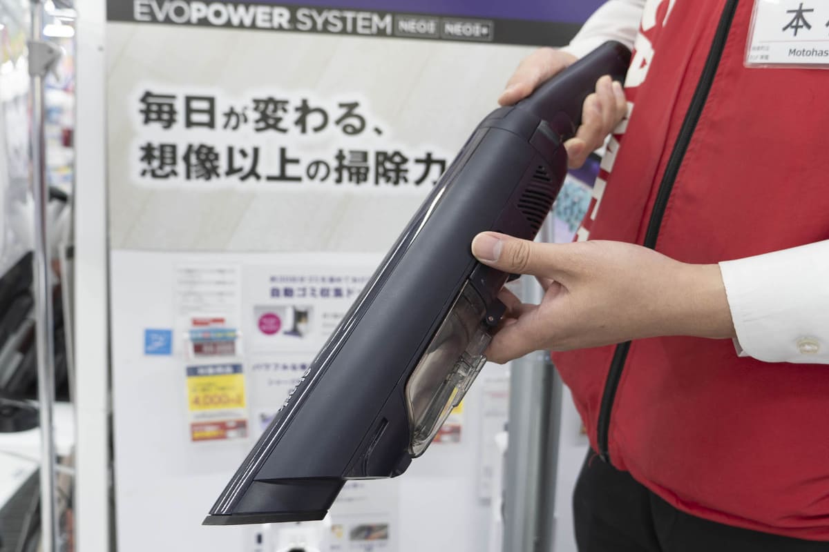 片手でリリースボタンをつまむだけとワンタッチでハンディクリーナーに