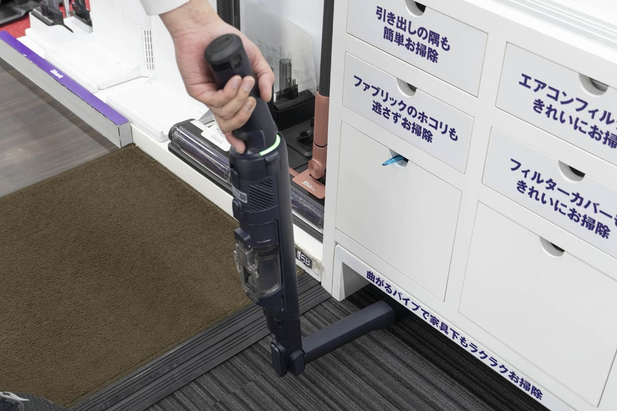 家具の下の狭いスペースも膝や腰を曲げずに掃除できる