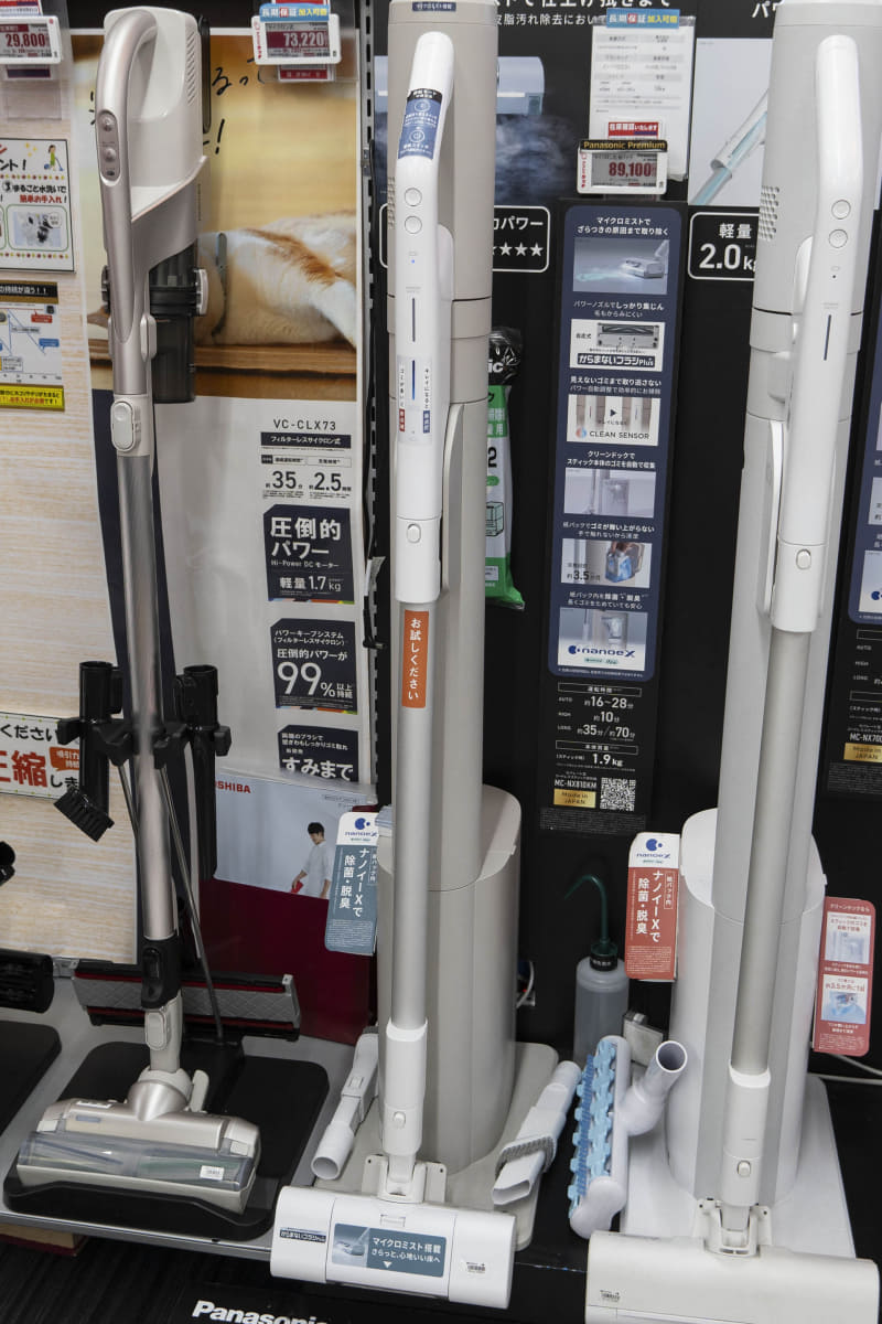 パナソニック セパレート型コードレススティック掃除機 MC-NX810KM-W(写真中央/89,100円)